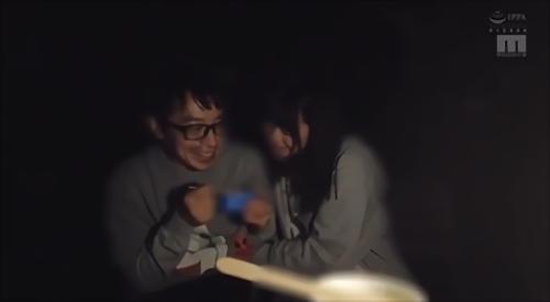 『手コキ』コンビニエンスストア行って、夜道を散歩して、見つめられて、ナデナデされて…チンコをおもちゃのようにニヤニヤ弄りながら焦らしのワルサ！