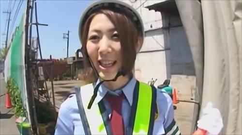 『素人』マネーに困っている彼女は、その場でフェラをスタート、現場監督に見つからない様に、ダンプに隠れてコッソリフェラ、おマ○コをジュワっと！