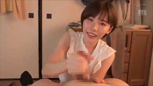 『深田えいみ』勃起チンポを握りしめながら浮かべるイタズラスマイルが股間を煽動する、暴発するまでドピュン抑制の小悪魔プライベートレッスンにガマン汁！