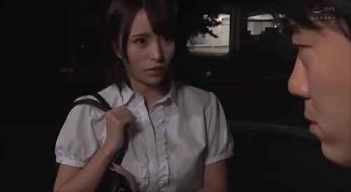 『巨乳』クラスでイジメられ、家庭内でも孤独を感じている一人の生徒を保護すると「信じられる大人は先生だけ…先生のことが好きなんだ」突然の告白！
