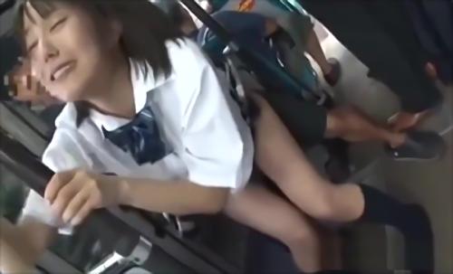 『着衣セックス』」といくら自分に言い聞かせても素直なオマ○コはマン汁でダラダラ、遂にはチ○ポを挿入され激しいピストンで吹こうが、漏らそうが、ラスト！