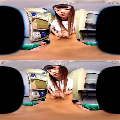 『VR専用』もっこりテントを張っている股間に興味津々で、手コキと乳首責め、金玉・竿舐め・ディープなフェラで濃厚愛撫してくれる、69でクンニする！