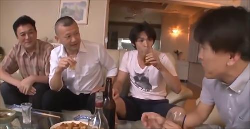 『スレンダー』保険外交員を。町内会の人たちを。次々に誘惑し始める。「ご婦人美乳が見えてますよ…もう。ガマンできません！」ご近所の男達をエキサイト！