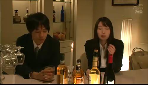 『夢乃あいか』何度も体を重ね貪りあった、後ろめたさの中、親友の彼女に思いっ切り腰を振る自分を軽蔑しながらも気持ち良さそうによがっているあいかの顔！