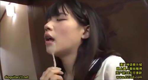 『制服』男は勃起させたチ○ポにビヤクを塗ると少女に近づき無理やり口を抉じ開け即イラマ、喉奥から効き始めたビヤクで感度は上がり狂いだす少女、！