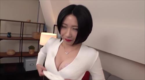それでいて男の欲望を高ぶらせるおっぱいの持ち主たち、神乳を持つ欲求不満な人妻たちは日々発情し、本能の赴くままに夫以外の男の棒を貪り求め！
