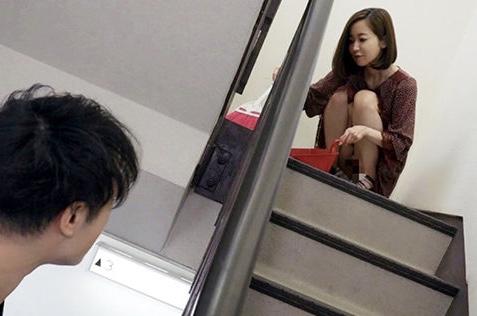 【篠田ゆう】隣室の巨乳人妻がノーブラノーパンで誘惑！部屋に誘われ無防備な胸元とピンクなマンコに我慢出来ず不倫セックス