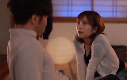 【人妻不倫】巨乳スレンダーな人妻と飲酒してエッチな雰囲気！股間をタップリ舐めてびしょ濡れマンコに生挿入
