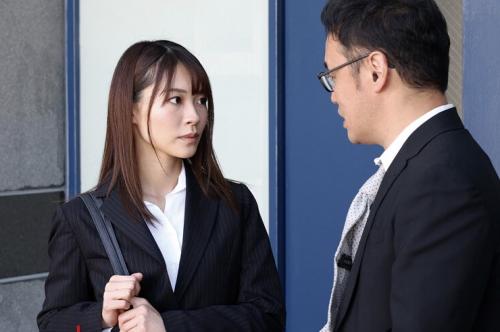【東條なつ】片思いの美人OLと地方出張！飲酒して欲望を抑えきれずに宿泊先のホテルでレイプ