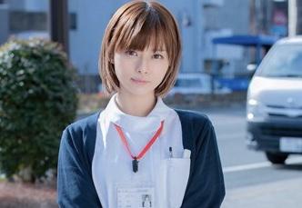 【マジックミラー号】休憩中の美人看護師に声掛けて乗車！利き腕を怪我した男子に手コキしてギン勃ちチンコに跨がり全力ピストン