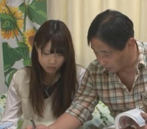 未成年淫行・性犯罪「舐めるんですか、これを？」中年家庭教師のくっさいチンポをフェラしなきゃいけなくなったJK