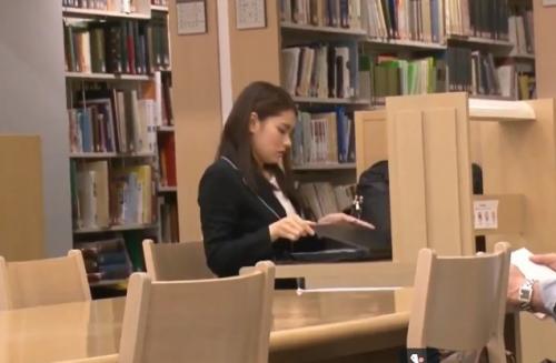 《図書館で犯されるOL》知らない男に犯され中出し凌辱