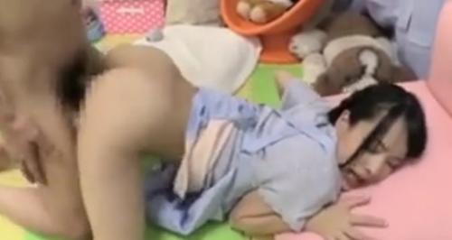 あべみかこ《赤ちゃんプレイ》「おちんぽ突いちゃだめ…ッ！」ロリ可愛い保育士が、おじさん赤ちゃんとエッチ行為