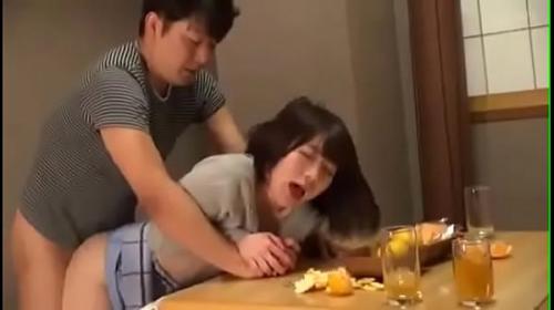 《弟の嫁をハメ犯す義兄》コタツの下で若妻まんこを手マンやクンニしてNTR調教。横に夫がいるのに・・・