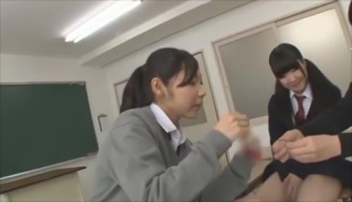 『制服』放課後にこっそり女子会を開き、男性のペニスに異物を挿入するというコンセプトについて語り合う、男子禁制のこの空間でばったり出会った気！