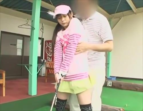 『ミニスカ』ゴルフレッスン場を訪れた初心者の女の子。コーチの握り方の指導に違和感を覚えつつも、仕方なくその指導に従う彼女！ところが、手も目も明！