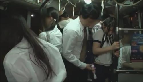 『女子校生』手が伸びる、痴〇に気付い彼女は声も出せずに、静かに反発する、そんな彼女に、未知のカイカンを与える、エンジン音が轟くバスの車内、誰に！