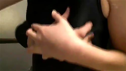 レッスンにも力が入る、バレエのインストラクターは、彼女たちがポーズをとって成長している間、何の前触れもなく後ろからレオタードをずらし、突然チンコを挿入するのだ！