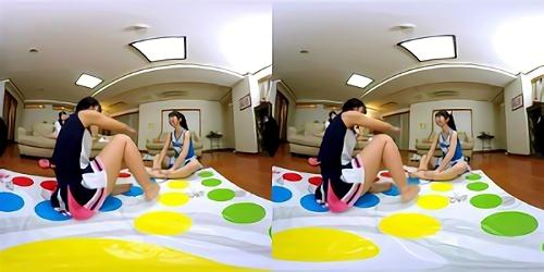 男は俺しかいなかった、僕しかいなかったんだ、一緒にババ抜きやコスプレエロツイスターゲームをして大興奮、そしてなぜか僕は彼女たちに大人気だった！