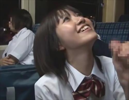 『パンチラ』周囲の女子校生たちは興味津々、やがて女子学生たちは、周囲に気づかれないようにこっそり男を責める、挑発ともとれる行為で男を焦らす、そ！