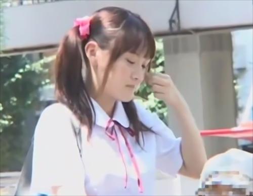 『美少女』外出先で尿意を我慢できないロリータ女子たち。限界を感じた彼女たちは、人気のない場所を探し、野外でおしっこをすることに！そんな彼女た！