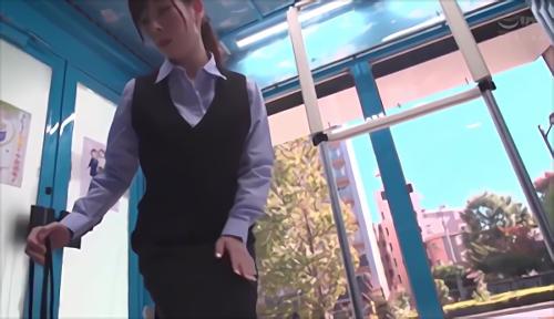 『手マン』オールGカップ以上の淫らな乳房がナメクジのように動き、くっつく、外から見えているようでただのガラス板に巨乳を押し付けて発情、乳首を！