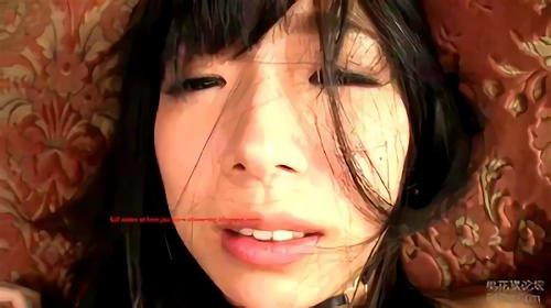 しかし、彼女は一向に構ってくれない、無防備な美脚の下半身は興奮のあまり、パンツ越しでもわかるアソコが目の前に！