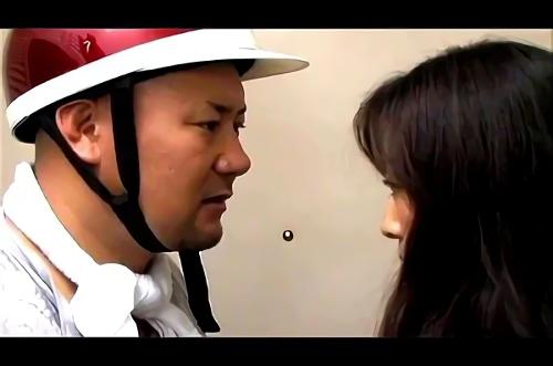 魅力的だと思った男とセックスする妻など、火照ったアソコで自分を慰める！