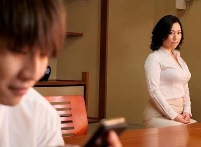 【佐山愛】「どう食べてあげようかしら♥」巨乳デカ尻女上司が出張先で若い部下と同じ部屋を取り騎乗位で中出しで寝取る!