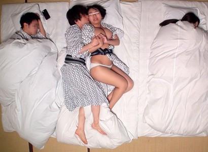 【巨乳女子大生×NTR】「声出さないでｯ」大学生カップル同士で温泉旅行へ行き相手の巨乳彼女をバレないように中出しで寝取る