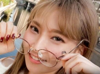【スレンダーJD】＜レンタル彼女＞金髪メガネギャルJDをレンタルしエロ水着着衣でフェラから放尿あり！
