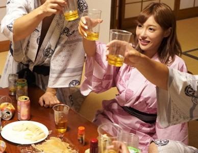 【明日花キララ】「約束だよ!内緒でねｯ!」昔ヤリマンだった彼女が会社の社員旅行でハメを外し男性社員複数人と乱交セックス