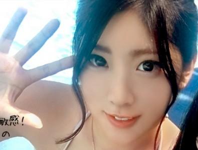 【水着ギャル×ナンパ】プールで一際目を引く可愛い水着ギャル2人をナンパし乱交ムードから別部屋でタイマンエッチ♥