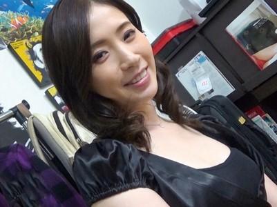 【美熟女奥様×ハメ撮り】「旦那には内緒ですよ♥」大人の色気溢れる清楚系美熟女奥様30歳とヤリ部屋でハメ撮りセックス!