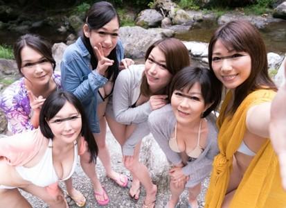 【巨乳美熟女×キャンプ不倫】夫と子供を家に残しキャンプに来た巨乳人妻達が同じキャンプ場にいた若い男と濃厚セックスをする!