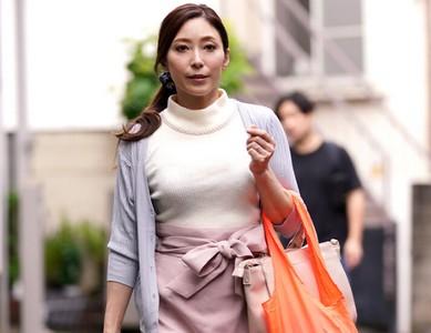 【美熟女人妻×NTR】「もう...やめて...」夫と口論になった男に優しく接した美熟女人妻が口論相手に犯される!