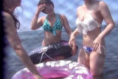 【素人×ナンパ】ビーチで可愛い水着JD3人をナンパし、そのうち1人のムチムチ巨乳ちゃんとホテルでエッチ♡