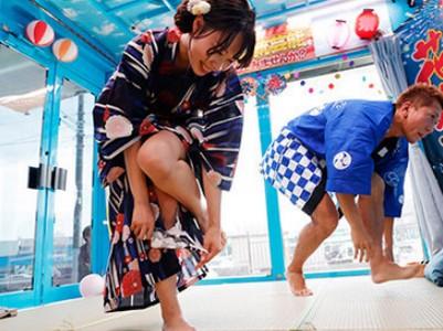 【MM号×野球拳】「ヤダｯ見ないで下さいよw」浴衣姿の可愛い女子が外で待つ友達を余所に小遣い稼ぎで野球拳からセックス!