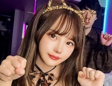【美少女ギャル×NTR】彼氏のエッチに不満なスレンダー美少女ギャルが絶倫チンポを持つ男優と彼氏の目の前でNTRエッチ!
