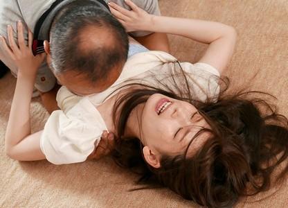 【息子の彼女×レイプ】「大人のチンポはどうだ?」息子の可愛いJD彼女に興奮した絶倫父親が我慢出来ず犯してしまう!