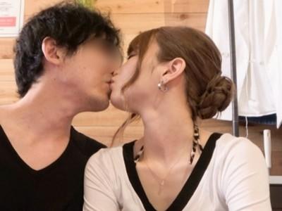 【ギャル×NTR】「欲しくなっちゃった♥」宅飲みで酔い潰れた友達を横目にその彼氏とエッチしちゃうスレンダーギャルJD!