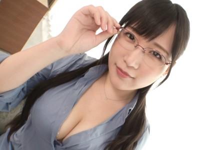 【爆乳×三十路】シャツのボタンが弾けそうな程の爆乳Hカップのロケパイ美女34歳が可愛い花柄下着に黒パンスト着衣でエッチ♥