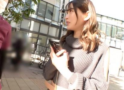 【美女×マッサージ】駅前で見つけたスレンダー美女に「マッサージしませんか？」とナンパしホテルで施術しながら大量潮吹き挿入