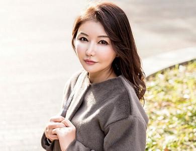 【スレンダー美熟女奥様】「実は若い子が好きで...」清楚系巨乳美熟女奥様43歳が親友の年下彼氏を奪いお食事からホテルへ!