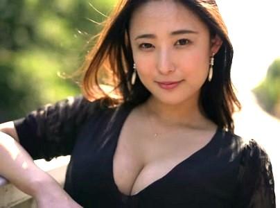【巨乳美女】＜松岡すず＞大人の色気溢れる巨乳お姉さんが極太チンポを濡れマンに挿入され濃厚セックスでイキ乱れる♥