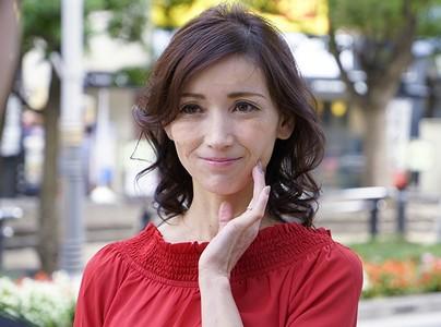 【美熟女奥様×ナンパ】「旦那とは全くシテなくて..」超上品なセレブ奥様51歳をナンパし若く硬い勃起チンポで中出しセックス