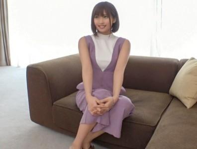【スレンダー美女】ショートカットが似合う清楚美人生保レディが可愛いピンクの紐パンで客の自宅を訪問し枕営業♥