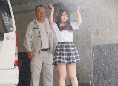 【巨乳JK×レイプ】「その透けブラ...我慢できねーよｯ!」びしょ濡れになった巨乳制服JKを犯す用務員のおじさん!