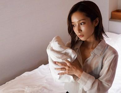 【女上司】突然のゲリラ豪雨で雨宿りに入ったホテルで美人女上司の透けブラ＆無防備パンチラに我慢出来ず襲い掛かる部下!