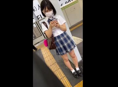 ※閲覧注意！【JKレイプ】駅で見つけたミニスカ美少女JKをツキマトイ盗撮、自宅に侵入し寝込みを中出しレイプ！